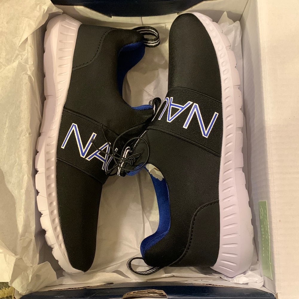 Boys black tennis shoes
